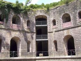 Ligne Maginot - FORT DE GIROMAGNY - (Position d'artillerie préparée) - Le casernement hexagonal à deux étages
