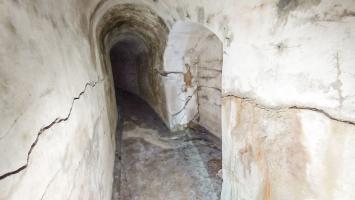 Ligne Maginot - BREMMELBACH NORD - C6 - (Casemate d'infanterie - double) - Amorces de galeries inachevées.
Observez les fissures et le bombement des murs repoussés par la terre.