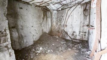 Ligne Maginot - BREMMELBACH SUD - C7 - (Casemate d'infanterie) - A l'étage inférieur de la casemate Sud, la chambre de troupe, on remarque une échelle et des restes de sommiers de type troupe