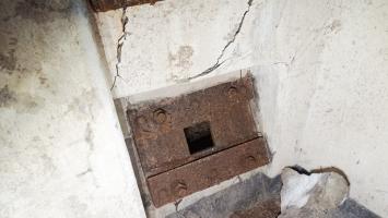 Ligne Maginot - BREMMELBACH SUD - C7 - (Casemate d'infanterie) - Créneaux pour Fusils Mitrailleurs 24 modèle 29 ainsi qu'au dessus l'emplacement de la prise d'air extérieur. Observons le créneau de tir incliné vers le bas pour tirer à l'intérieur du fossé diamant