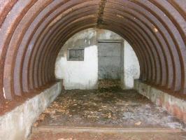 Ligne Maginot - SIERSTHAL 2 - (PC) - L'alvéole
Vue vers l'entrée de plain pied. Noter les rigoles au sol