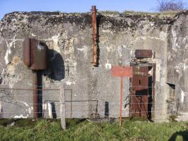 Ligne Maginot - SINNERSBERG OUEST - (Casemate d'infanterie) - Facade arrière et l'entrée