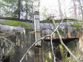 Ligne Maginot - CAMP DE BITCHE - (Abri) - Une cheminée et l'entrée de droite