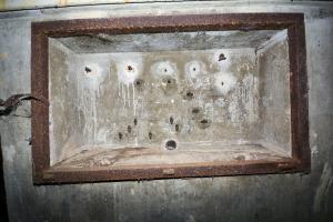 Ligne Maginot - JETTINGEN - (Chambre de coupure) - Le massif dans la chambre de coupure
La face arrière abritait un téléphone étanche avec ses piles et sa sonnerie ainsi que le boîtier de raccordement des lignes de campagne