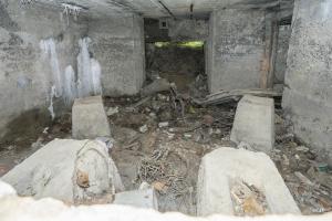 Ligne Maginot - RAEDERSDORF CENTRE - (Blockhaus pour canon) - Chambre de tir pour le canon vu à travers l'embrasure