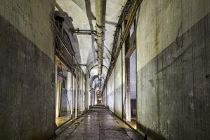 Ligne Maginot - LEGERET - (Abri) - Dirigeons-nous vers les chambres pour la troupe, je trouve que les couleurs de ce couloir sont vraiment intéressantes, ça change des couloirs grisâtres habituels !