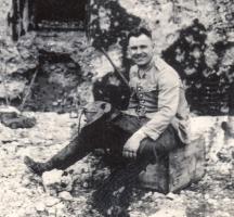 Ligne Maginot - HAUT POIRIER - (Ouvrage d'infanterie) - Un soldat allemand devant le bloc 3 avec une veste d'officier français