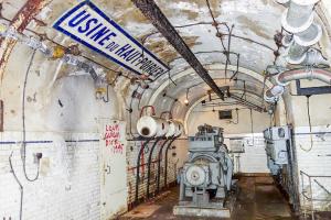 Ligne Maginot - HAUT POIRIER - (Ouvrage d'infanterie) - L'usine du Haut-Poirier présente cette belle plaque en faïence avec le nom de l'ouvrage, style métro parisien. Bien nettoyée à nouveau maintenant.