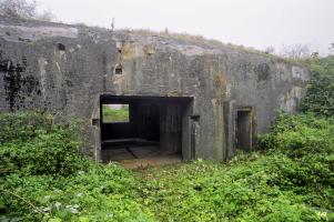 Ligne Maginot - A20BIS - B381 - FORT DE MAULDE - CASEMATE DE 155 - (Casemate d'artillerie) - Entrées du canon (à gauche) et du personnel (à droite)