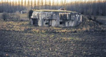 Ligne Maginot - A25 - RODIGNIES EST - (Casemate d'infanterie - double) - Vue d'ensemble de la casemate Rodignies Est
Au fond à gauche le bloc AC 25 Rodignies Ouest