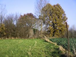 Ligne Maginot - A27 - PETIT MARAIS - (Casemate d'infanterie - double) - Blockhaus, situé dans un pré, dans son environnement.