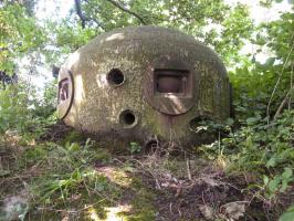 Ligne Maginot - A27 - PETIT MARAIS - (Casemate d'infanterie - double) - La cloche GFM face a l'Escaut; les impacts des tirs allemands de 88mm qui tuèrent les soldats Emile MANOUVRIER et Edouard BURIDAN du 54e RIF
