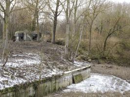 Ligne Maginot - B397 - ECLUSE DE RODIGNIES - (Blockhaus pour arme infanterie) - Les deux créneaux tirant vers Hergnies et le pont sur le Jard; devant, le canal du Jard.