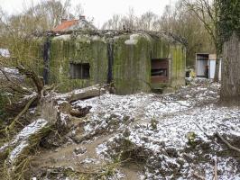 Ligne Maginot - B397 - ECLUSE DE RODIGNIES - (Blockhaus pour arme infanterie) - Le créneau frontal face au Fort de Flines; notez les impacts des tirs allemands