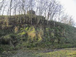 Ligne Maginot - A28 - LONG BUHOT - (Casemate d'infanterie) - Blockhaus visible du chemin de terre provenant de Château-l'Abbaye et aboutissant à la rue de l'église.