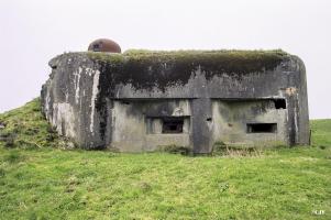 Ligne Maginot - A30 - BRUILLE NORD - (Casemate d'infanterie) - Façade avec chambre de tir 
A gauche se trouve le créneau pour canon antichar de 25 mm, a droite le créneau d'observation.
