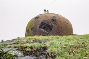 Ligne Maginot - A31 - BRUILLE SUD - (Casemate d'infanterie) - Cloche GFM type B
Notez les impacts et notamment sur la rotule
