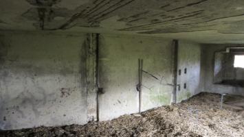Ligne Maginot - A35 - RUBIS - (Blockhaus lourd type STG / STG-FCR - Double) - Intérieur du bloc. Vue de la porte d'entrée. Les murets de séparation ont été supprimés.