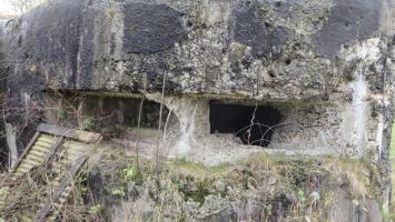Ligne Maginot - A35 - RUBIS - (Blockhaus lourd type STG / STG-FCR - Double) - Observatoire
Traces d'impacts circulaires. Balles ?
Le créneau de droite a été beaucoup plus touché que celui de gauche
