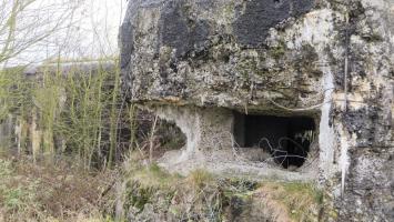 Ligne Maginot - A35 - RUBIS - (Blockhaus lourd type STG / STG-FCR - Double) - Créneaux de l'observatoire frontal.
Le mur de séparation des deux créneaux a été largement entamé.