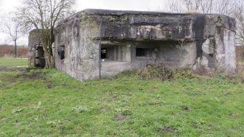 Ligne Maginot - A35 - RUBIS - (Blockhaus lourd type STG / STG-FCR - Double) - Vue générale.
La lumière que l'on aperçoit par le créneau de gauche est l'ouverture du créneau non obstrué de l'observatoire frontal.