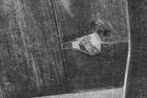 Ligne Maginot - A57BIS - SAMEON - (Blockhaus lourd type STG / STG-FCR - Double) - Le radier est bien visible sur cette photo de 1960. Il a depuis disparu sous un hangar de ferme.