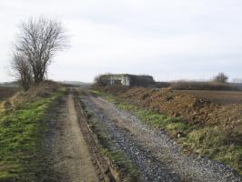 Ligne Maginot - A58 - JENLAIN OUEST - (Blockhaus lourd type STG / STG-FCR - Double) - Situé dans son environnement, ce blockhaus est visible depuis la D934.