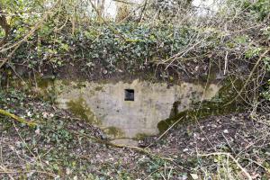Ligne Maginot - GEISSMATTEN 3 - (Abri) - La façade avec l'aération et la fenêtre comblée.