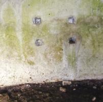 Ligne Maginot - NORD DE NIVELLE - (Blockhaus pour canon) - Réservations murales du cadre de support du périscope V d'observation.