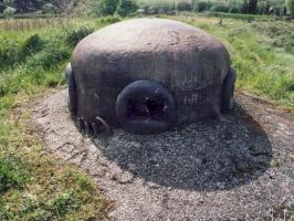 Ligne Maginot - CIMETIERE D'ESCAUPONT EST - C12 - (Casemate d'infanterie) - Noter la maxime 'On ne passe pas' gravée dans le béton autour de la cloche.