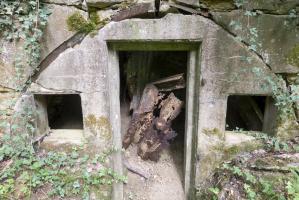 Ligne Maginot - BOIS BABERT (1 / 70° RAMF) - (PC) - Vue de l'alvéole de droite en 2021. Le toit est crevé et l'on aperçoit les tôles qui ont cédé. L'alvéole est presque totalement remplie de terre.
