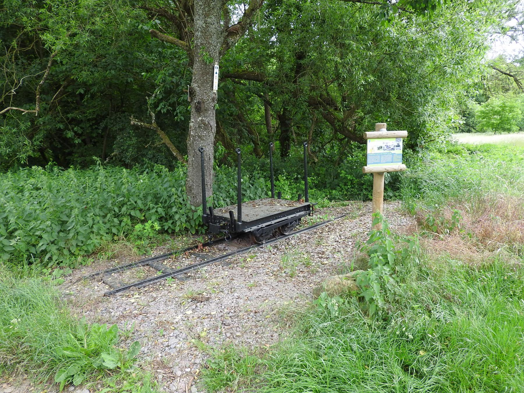 Ligne Maginot - VF60 - ANTENNE DE L'OUVRAGE DU HOCHWALD - (RESEAU - Voie 60 - Antenne ou rocade ferroviaire) - 34 - PN route D114
Une reconstitution près de la D114 à Lampertsloch.