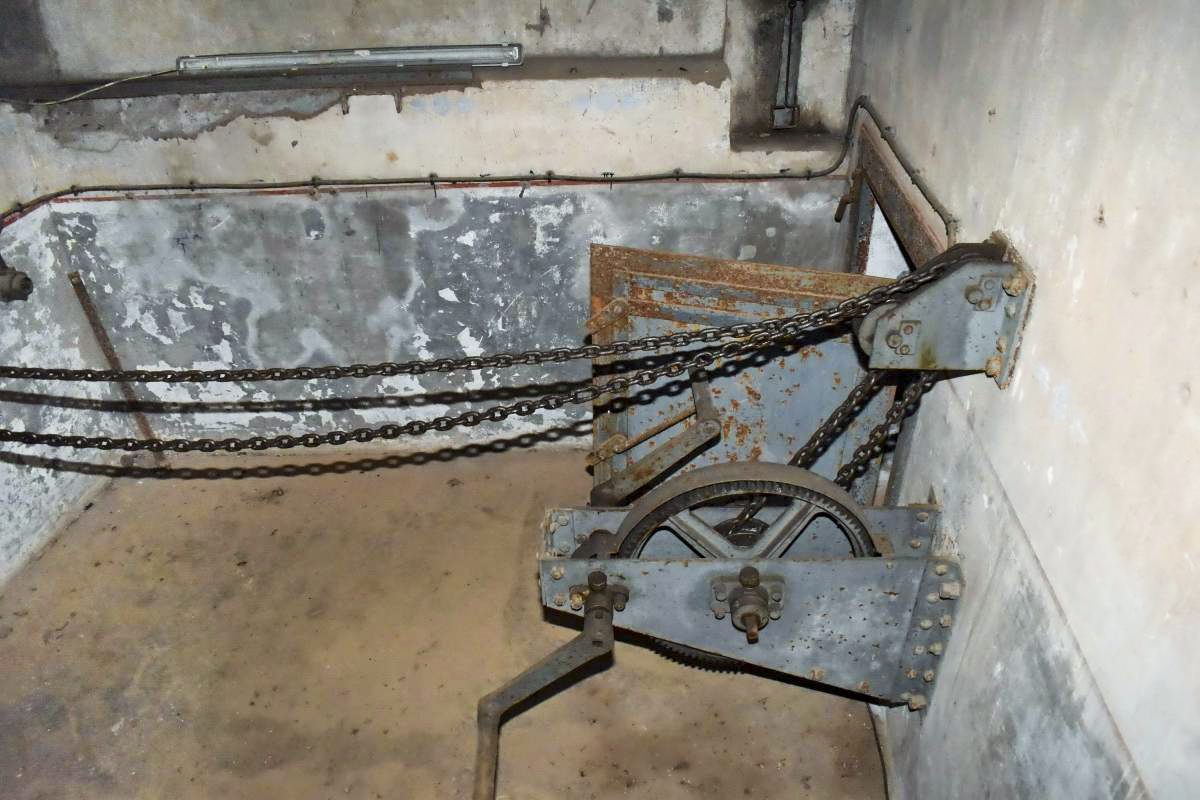 Ligne Maginot - SIMSERHOF - (Ouvrage d'artillerie) - Entrée munitions
Mécanisme du pont escamotable