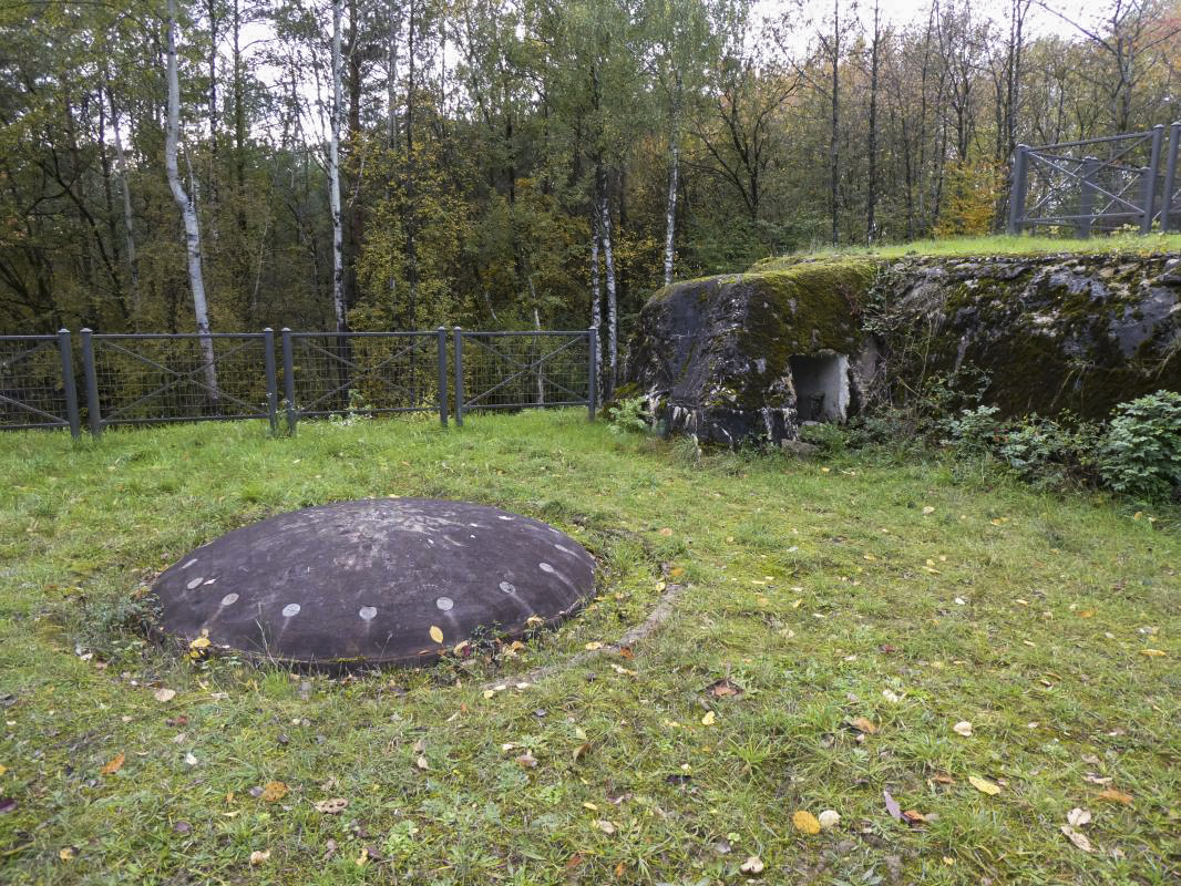 Ligne Maginot - SIMSERHOF - (Ouvrage d'artillerie) - Bloc 3
Tourelle pour mortiers 81mm et abri projecteur