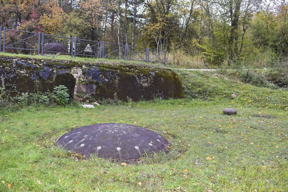 Ligne Maginot - SIMSERHOF - (Ouvrage d'artillerie) - Bloc 3
Tourelle de 81mm et le champignon blindé de prise d'air