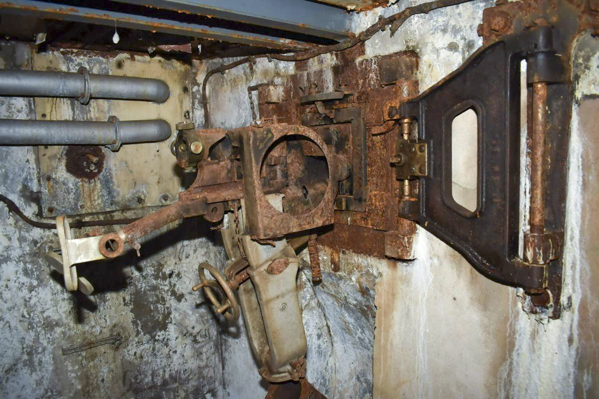 Ligne Maginot - SIMSERHOF - (Ouvrage d'artillerie) - Bloc 3
Créneau JM et canon 37
