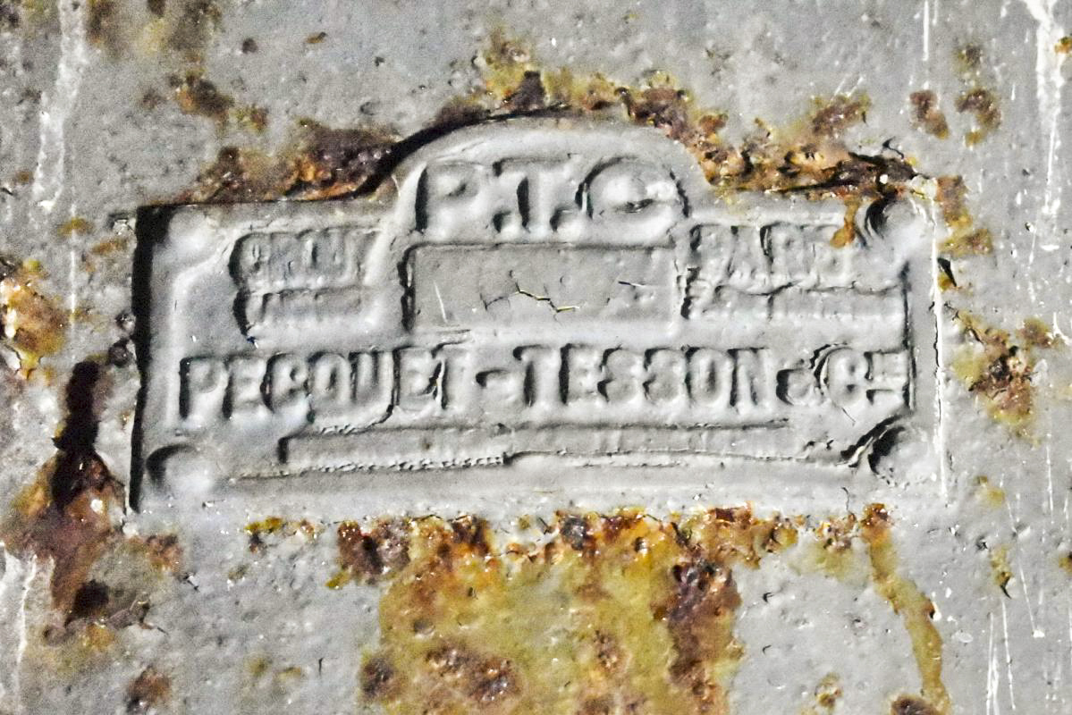 Ligne Maginot - SIMSERHOF - (Ouvrage d'artillerie) - Bloc 6
Plaque Pecquet Tesson et Cie, constructeur de la trappe de la fosse à douilles du bloc
