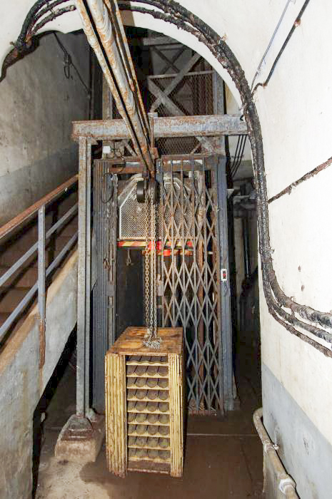 Ligne Maginot - SIMSERHOF - (Ouvrage d'artillerie) - Bloc 8
Pied du bloc
Le monte-charge du bloc avec un casier pour obus de 75 sur le monorail