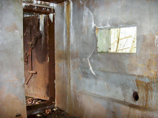 Ligne Maginot - HOLZSCHLAG 3 - (Blockhaus pour canon) - Chambre de tir mitrailleuse
Porte d'entrée et le créneau mitrailleuse