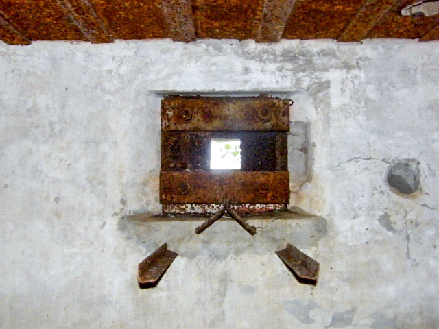 Ligne Maginot - JUDENHOF 3 - (Blockhaus pour arme infanterie) - Créneau FM - Christian LENHARD