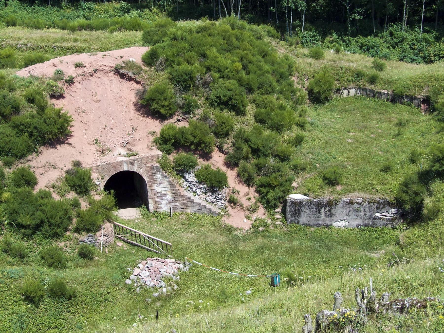 Ligne Maginot - FORT DE GIROMAGNY - (Position d'artillerie préparée) - Un emplacement pour pièce d'artillerie et la gaine d'accès à la caponnière double