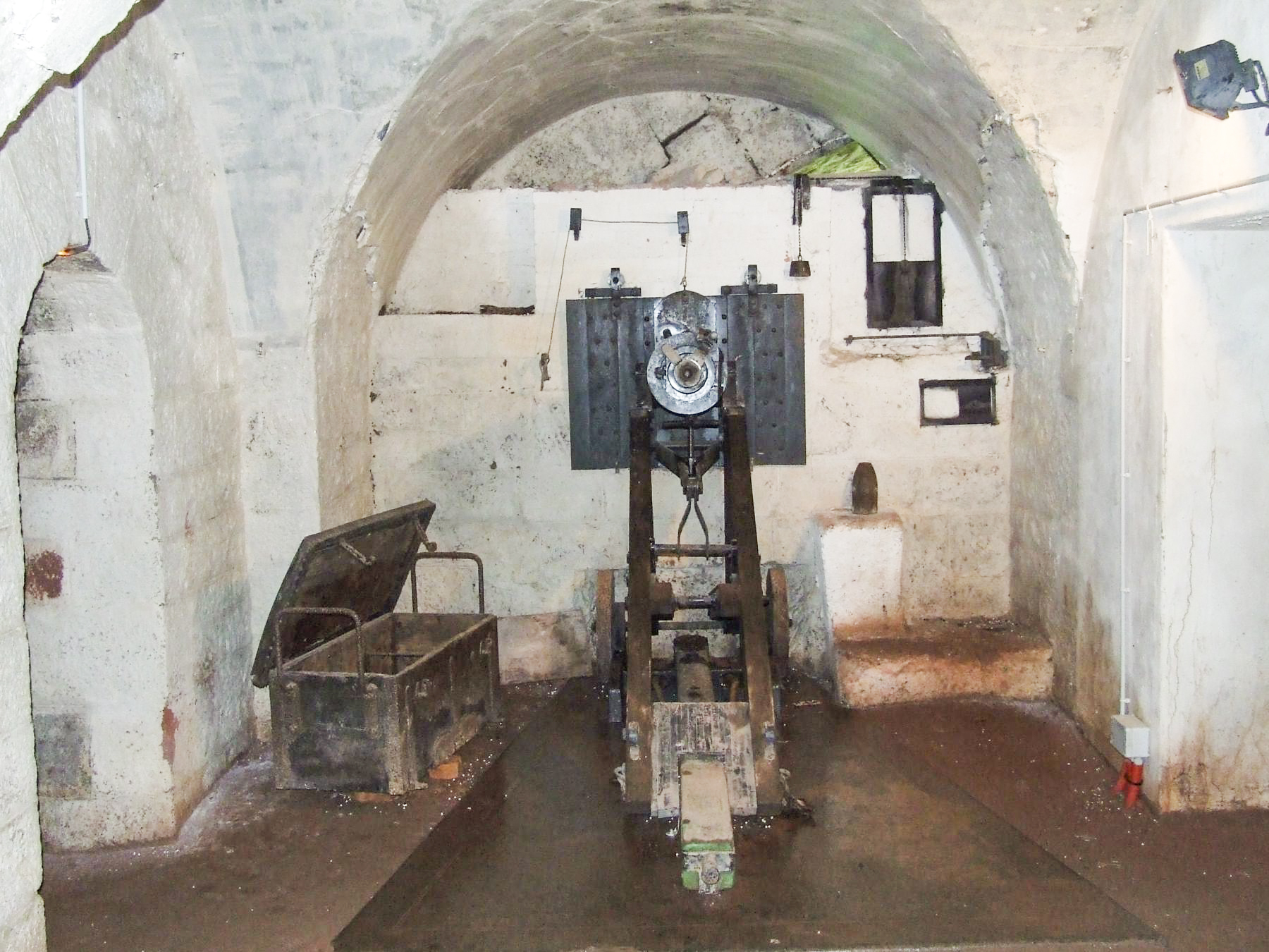 Ligne Maginot - FORT DE GIROMAGNY - (Position d'artillerie préparée) - La réplique d'un canon de 12 Culasse dans la caponnière double