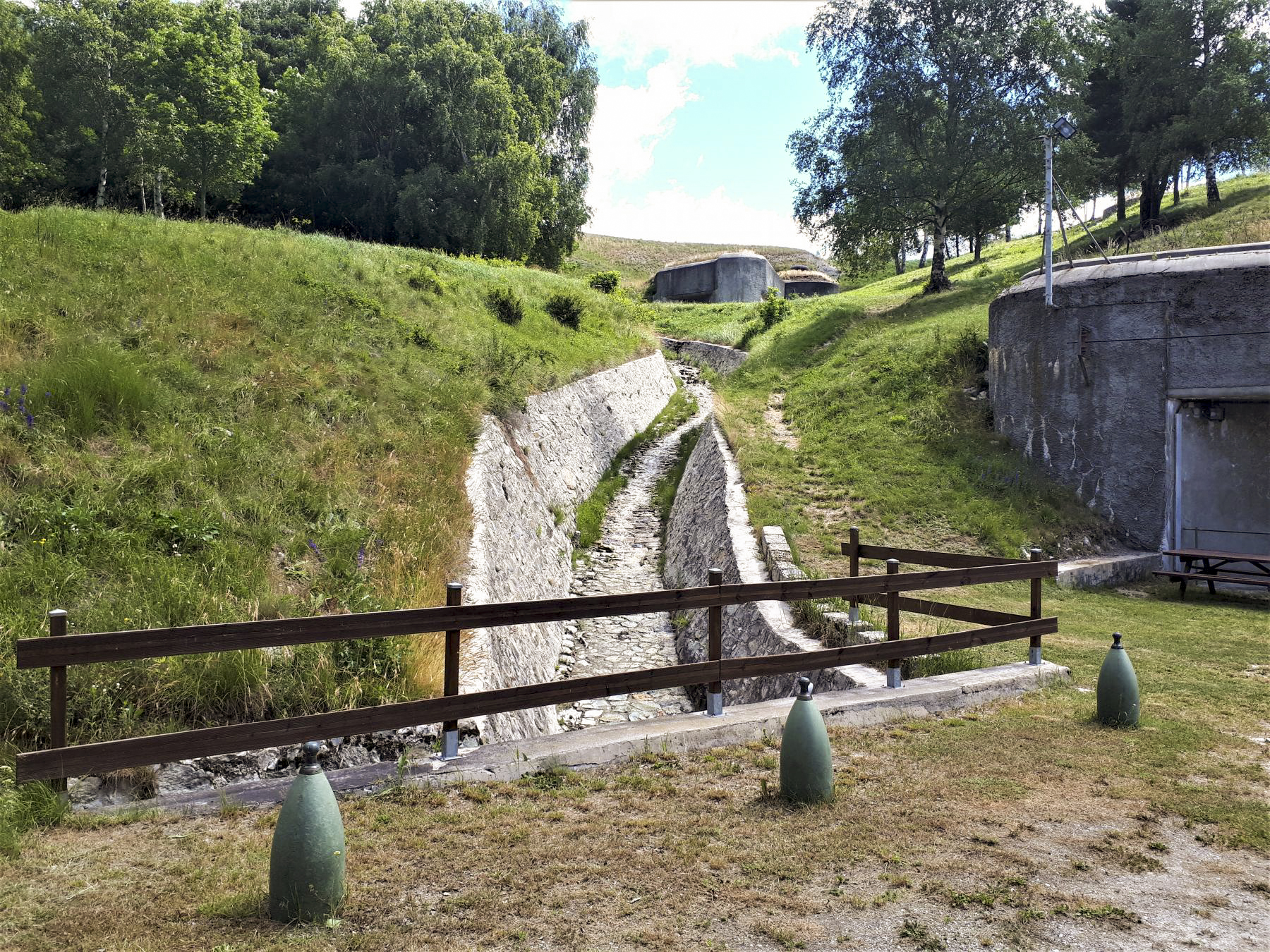 Ligne Maginot - SAINT GOBAIN - (Ouvrage d'infanterie) - Bloc EMH
Le torrent détourné et canalisé, au fond le bloc 1