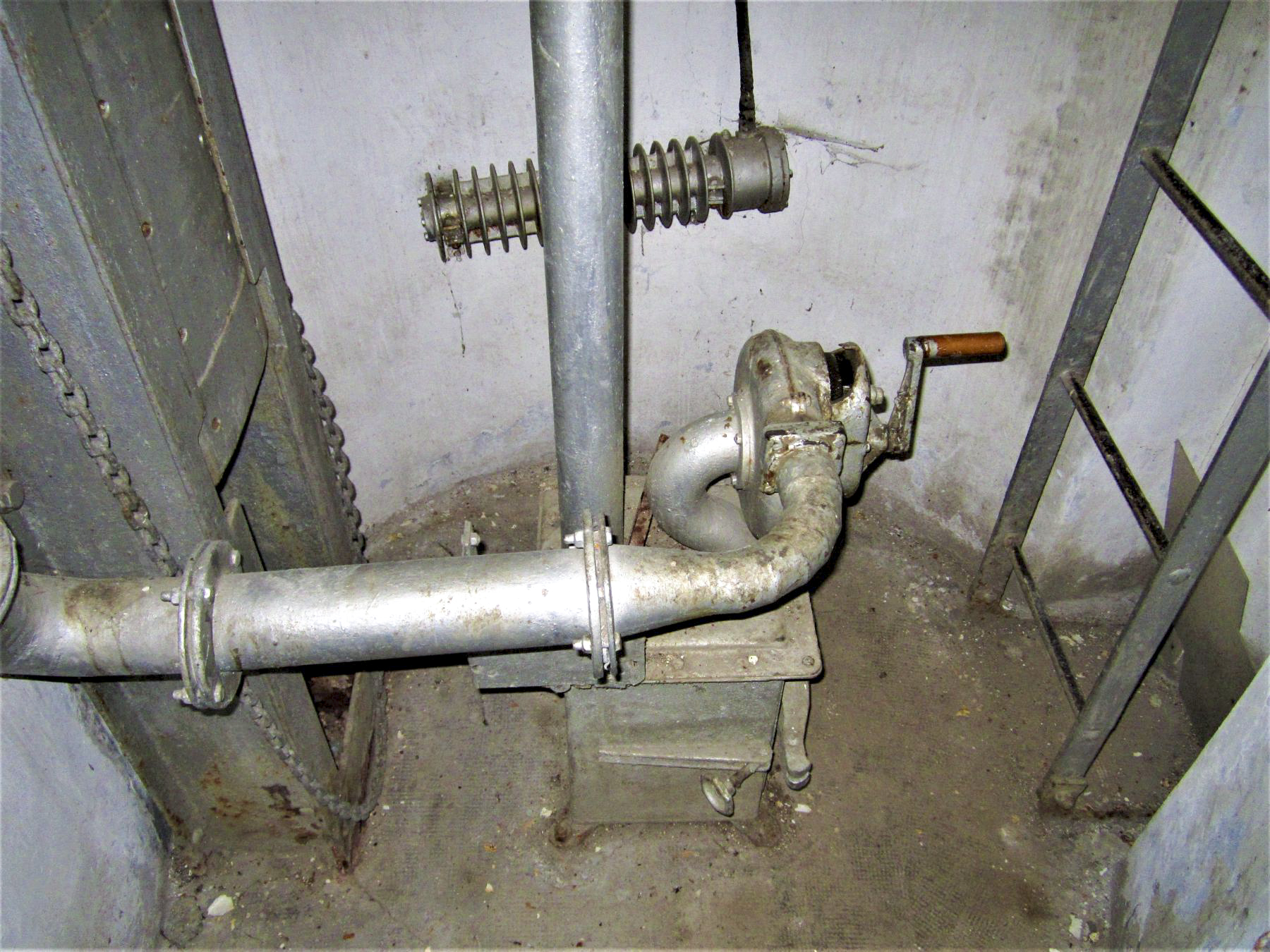 Ligne Maginot - SAINT GOBAIN - (Ouvrage d'infanterie) - Bloc 2
Ventilateur et récupérateur des douilles de la cloche GFM