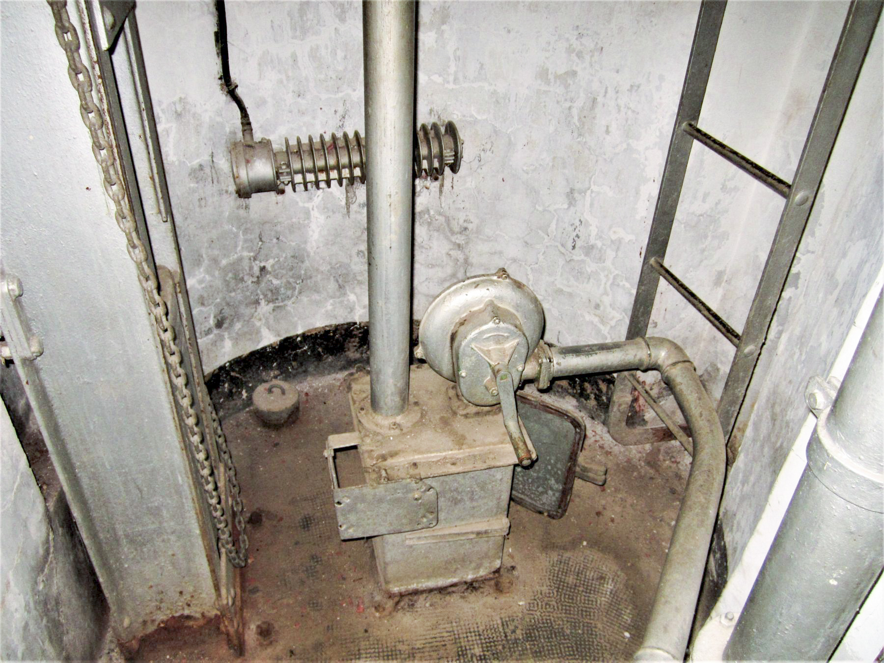 Ligne Maginot - SAINT GOBAIN - (Ouvrage d'infanterie) - Bloc 3
Ventilateur et récupérateur des douilles de la cloche GFM/J2