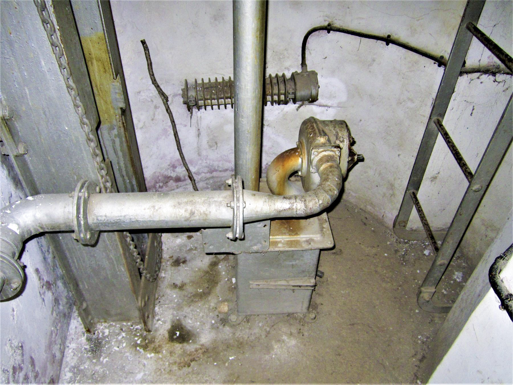 Ligne Maginot - SAINT GOBAIN - (Ouvrage d'infanterie) - Bloc 4
Ventilateur et récupérateur des douilles de la cloche GFM