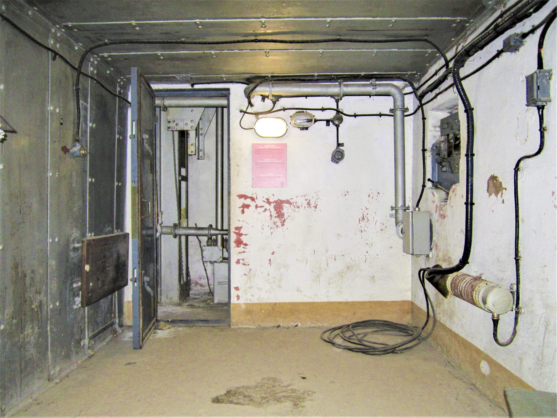 Ligne Maginot - SAINT GOBAIN - (Ouvrage d'infanterie) - Bloc 4
Chambre de tir FM, au fond la cloche GFM