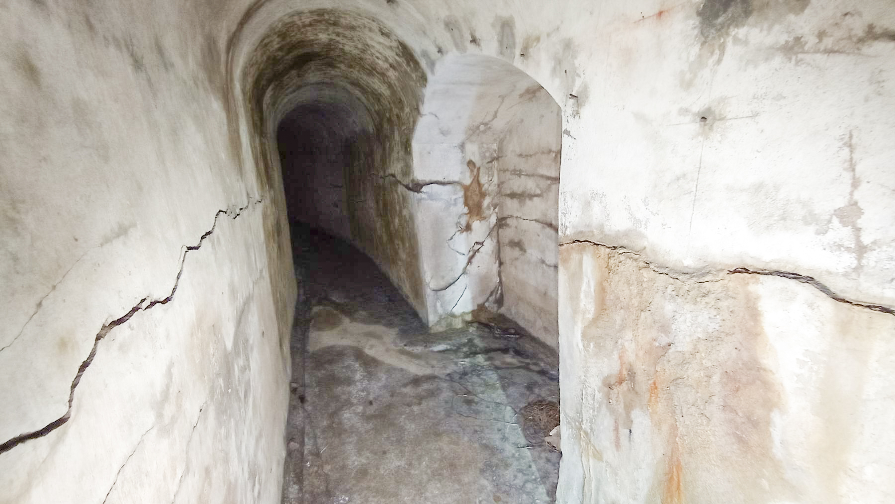 Ligne Maginot - BREMMELBACH NORD - C6 - (Casemate d'infanterie - double) - Amorces de galeries inachevées.
Observez les fissures et le bombement des murs repoussés par la terre.