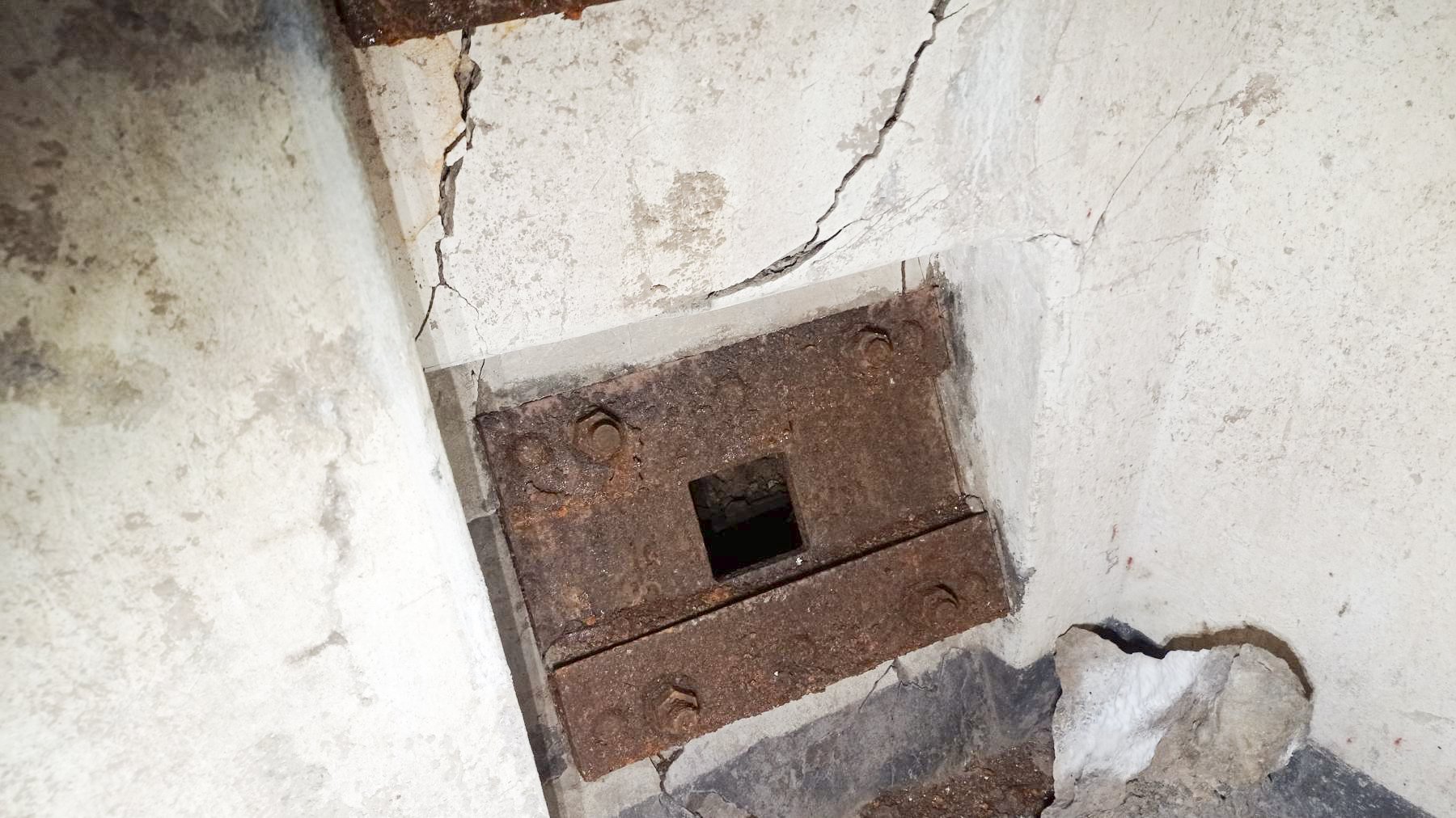 Ligne Maginot - BREMMELBACH SUD - C7 - (Casemate d'infanterie) - Créneaux pour Fusils Mitrailleurs 24 modèle 29 ainsi qu'au dessus l'emplacement de la prise d'air extérieur. Observons le créneau de tir incliné vers le bas pour tirer à l'intérieur du fossé diamant