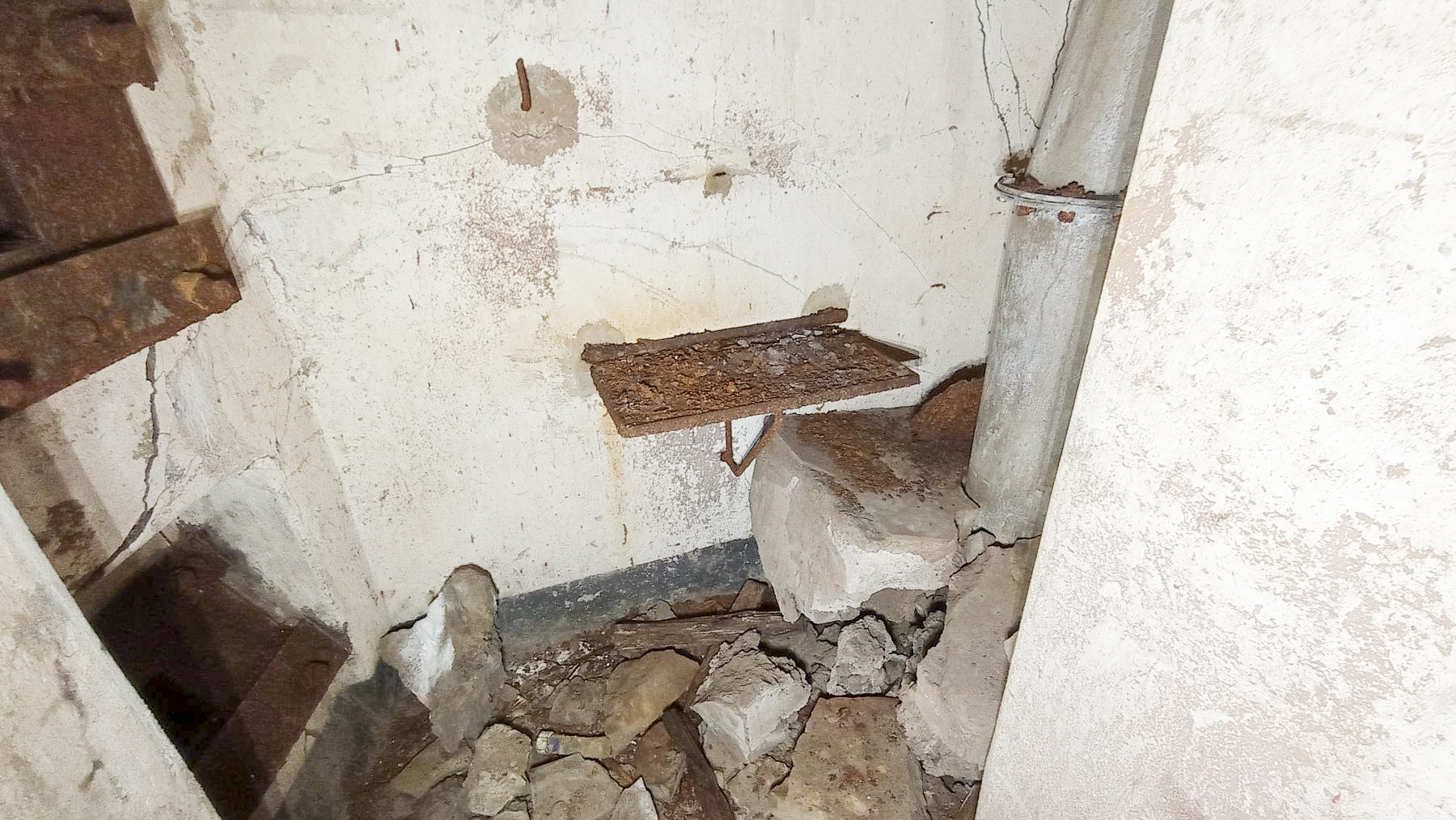 Ligne Maginot - BREMMELBACH SUD - C7 - (Casemate d'infanterie) - Petite tablette rabattable et canalisation de rejet d'air à l'extérieur